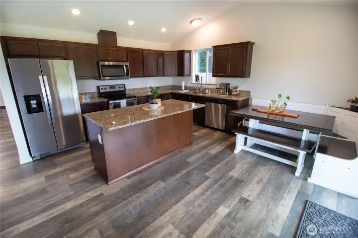 Beautiful kitchen with lots of storage!