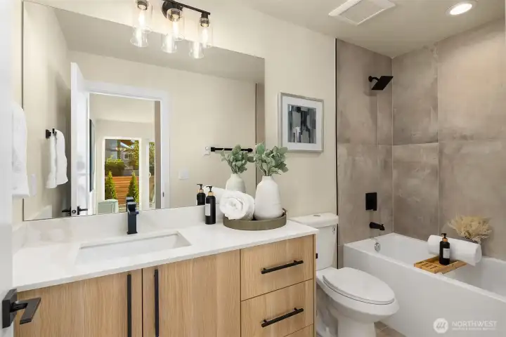 Main floor en suite