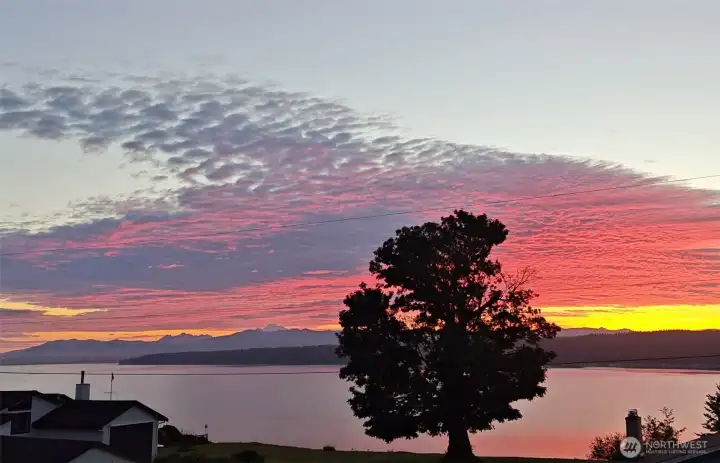 Imagine waking up to these sky colors!