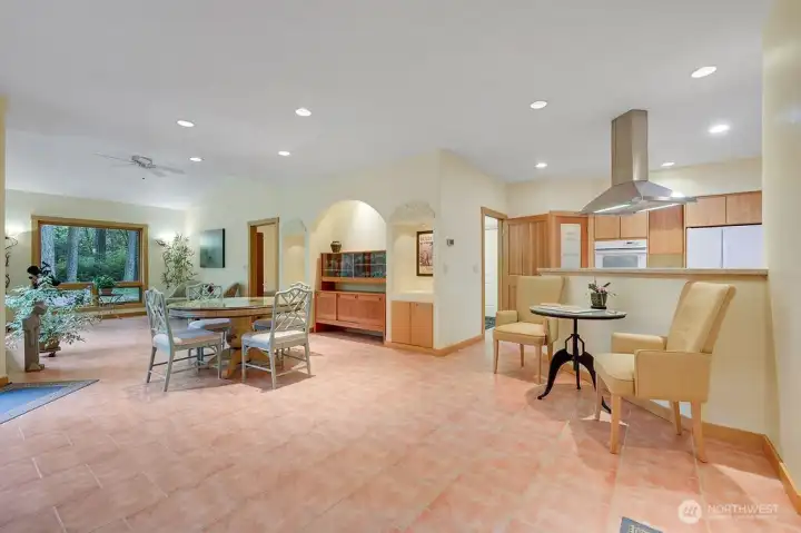 Entry view -- looking to the right towards the kitchen.