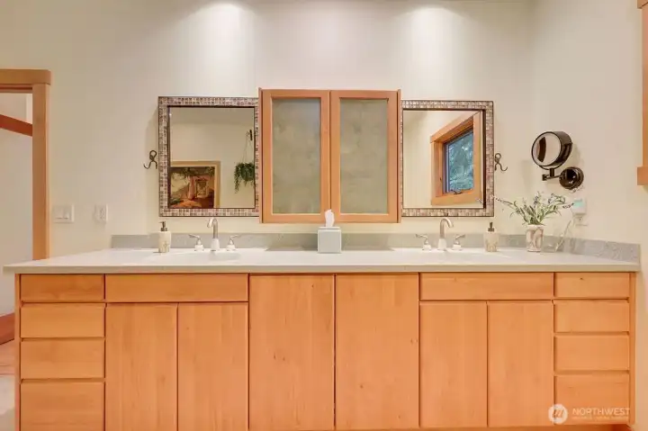 Dual sinks in the primary bath.