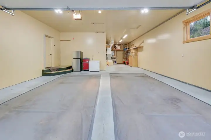 Dream garage with extra shop space!