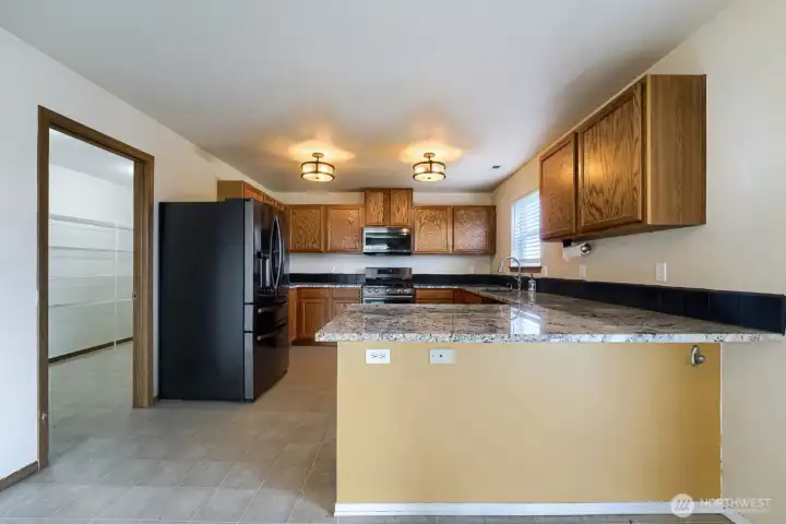 Granite counters & black stainless appliances