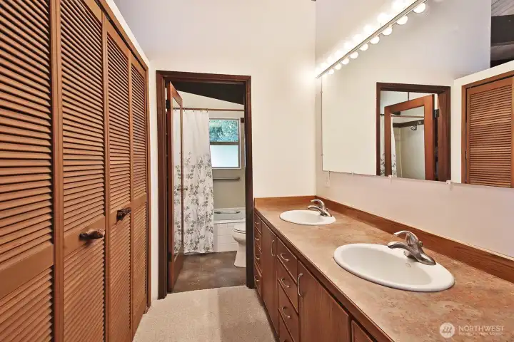 Full bath with soaking tub. Let's go back downstairs and check out the main level bedroom and guest room (both located off of the atrium).
