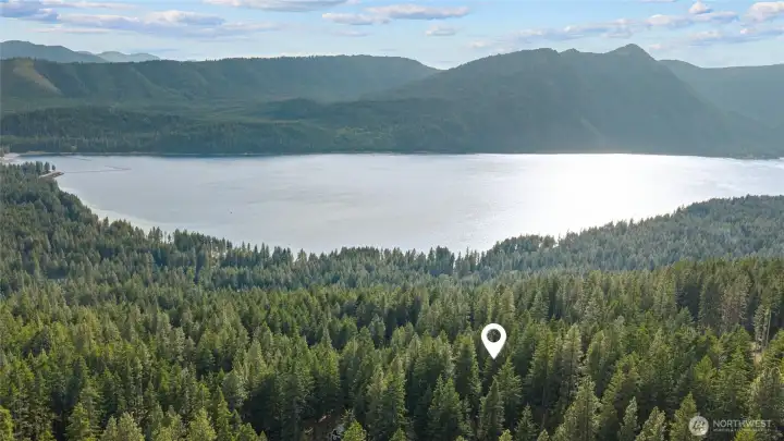 Enjoy all year-round recreation from this mountain cabin near Lake Cle Elum