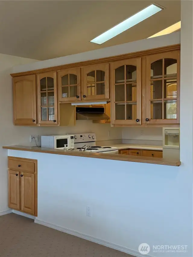 Bar to kitchen