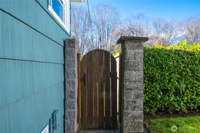 Side Gate