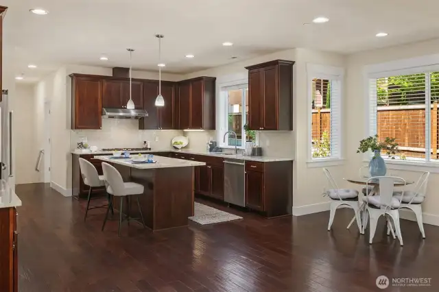 Spacious Kitchen w Breakfast Nook