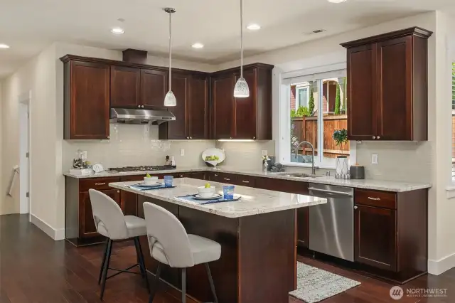 Elegant Design w Breakfast Bar
