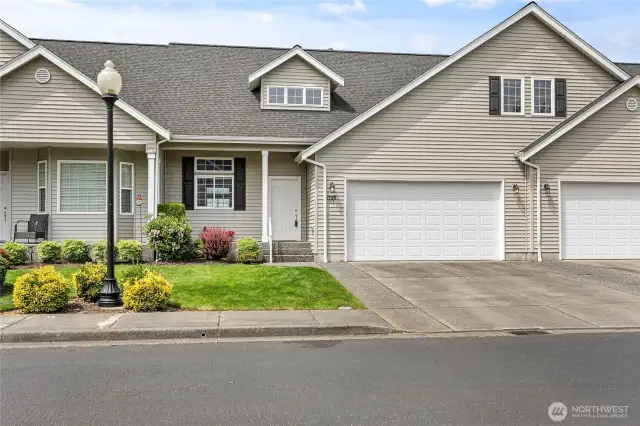 Welcome to this nearly 1800 SqFt golf course condo in the heart of Lynden!