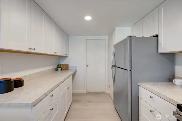 Tons of counterspace & storage!
