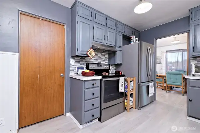 Main level side of kitchen