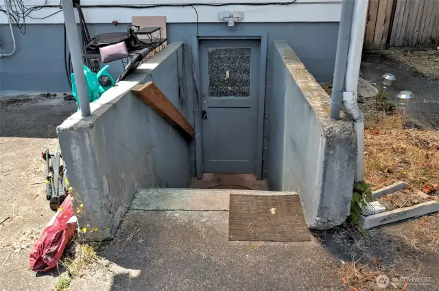 Separate quarters-lower level outside entrance