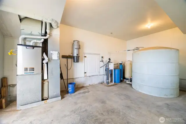The 16 x 28 shop has loft storage ad is heated. There is also a half bath and a work area. It has 220 power and the generator system to manually run the house in the event of a power outage.