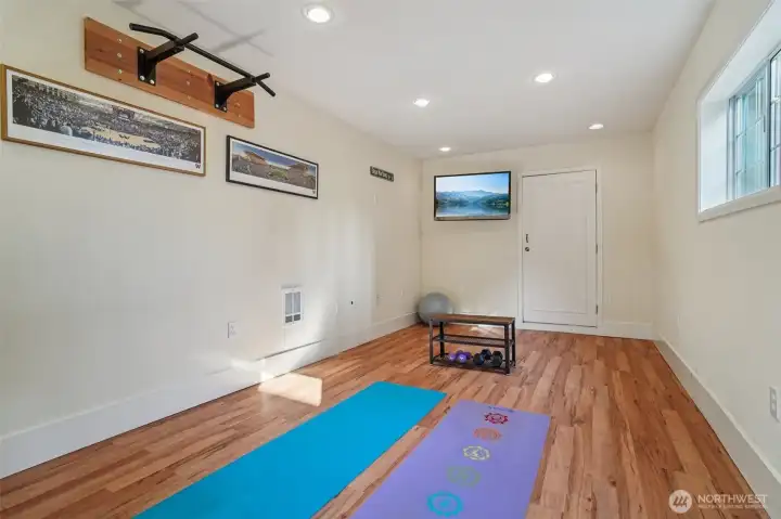 Seller used this space as their workout room. Would also make a great office or could converted back to a one car garage. Door at rear wall leads to alley way