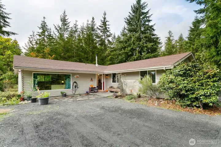 Single-story living with a fully self-sufficient ADU. So many possibilities!