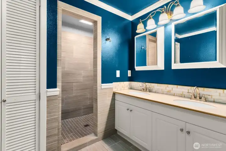 The primary bath has beautiful stonework details.