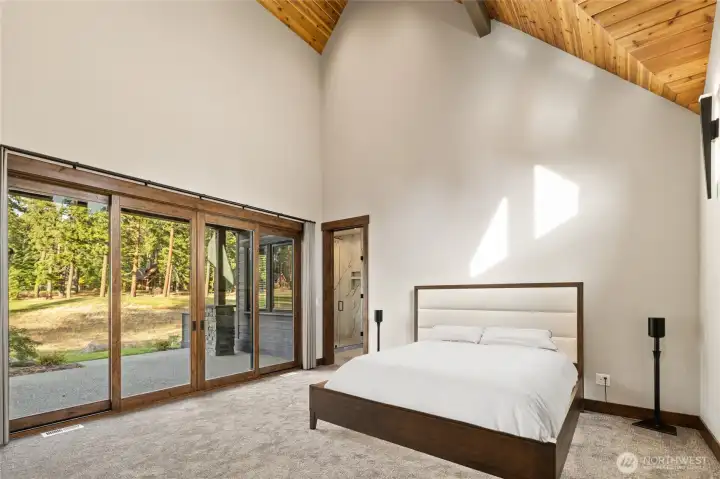 Main level primary suite that leads to the patio and golf course.