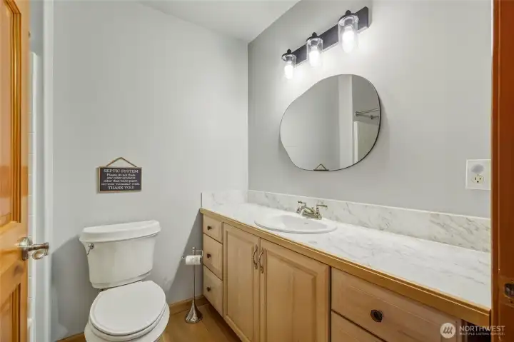 Main floor full guest bath.