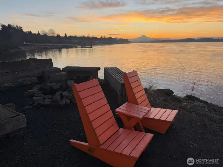 nearby waterfront park!