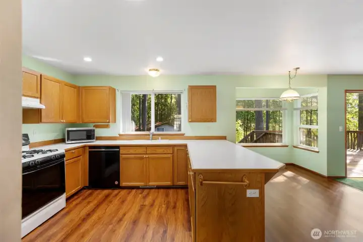 Kitchen with eating spaces so everyone can watch the chef preparing masterpieces!