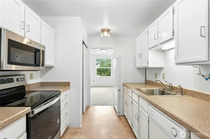 Bright Kitchen. Lots of Cabinets Bright Kitchen. Lots of Cabinets