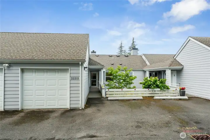 Private Garage. EZ Guest Prking Private Garage. EZ Guest Prking