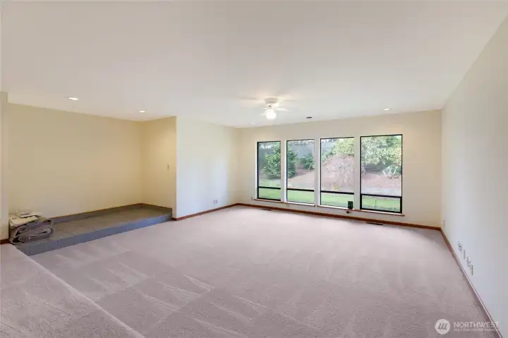 Large sunken living room with new carpet