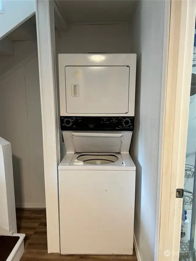 Washer/Dryer included.