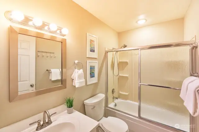 Nicely updated full bathroom