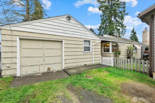 Detached garage with water, power and sewer