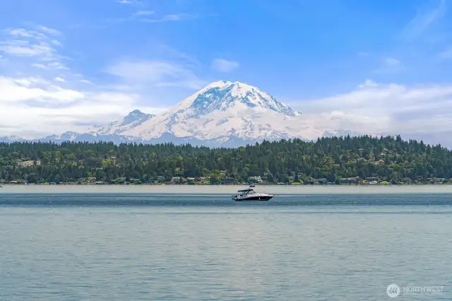 Mt Rainier on a clear day