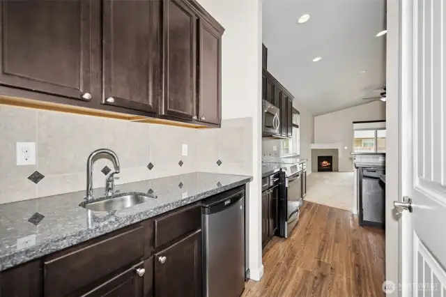 Wet bar / Butler pantry between Dining room and Kitchen