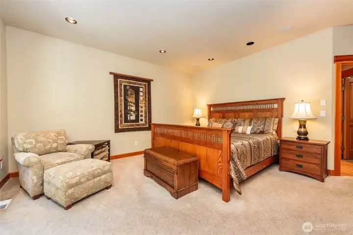 Primary Suite - Walk-in Closet & 5-piece Bath