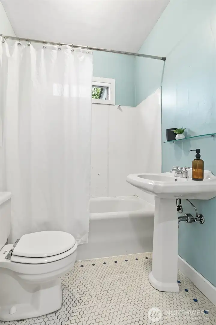 Full bath in 132