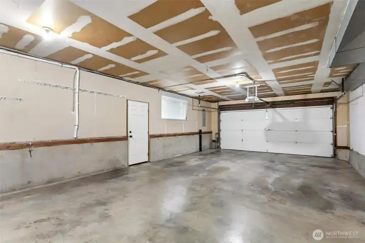 Large 700 sf garage