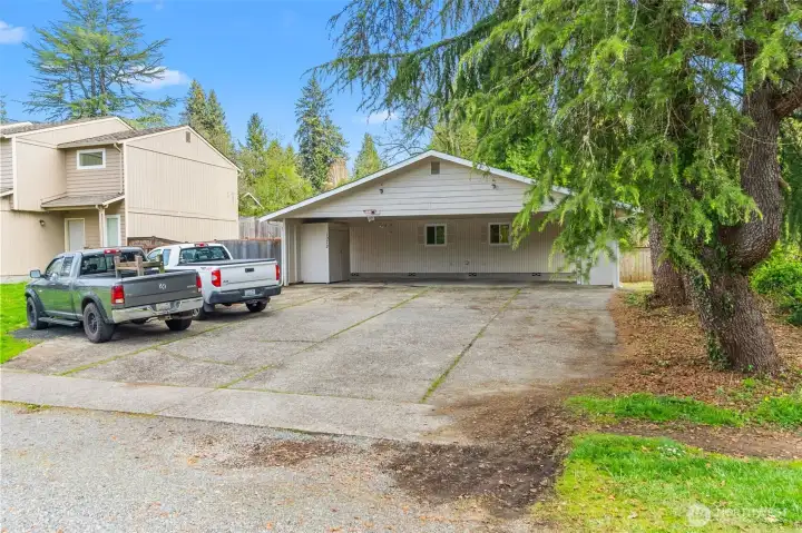 Lots of room for parking at this great duplex located in the Olympia School District.
