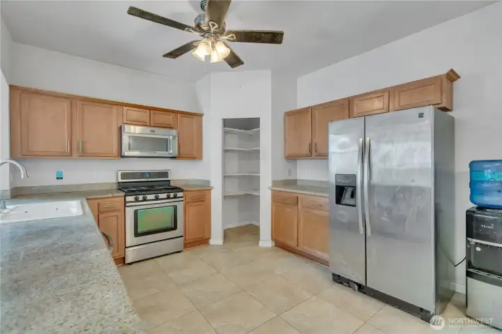 Open kitchen, Granite counters stainless steel appliances