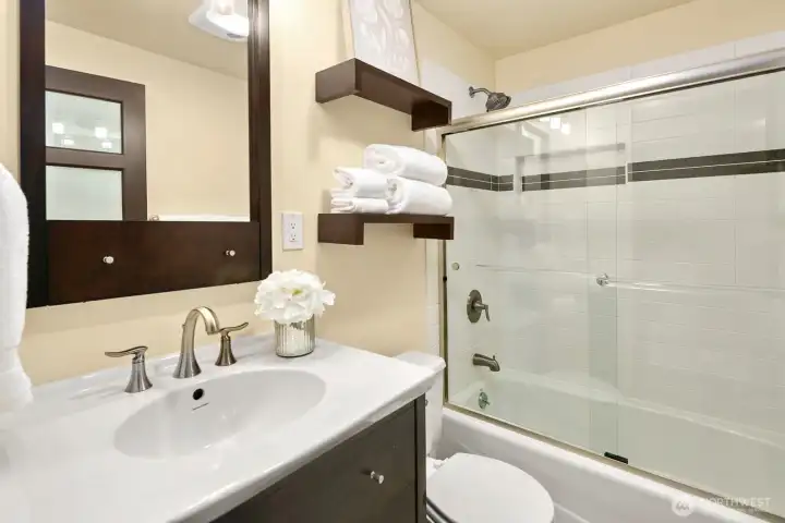 Primary en-suite full bath