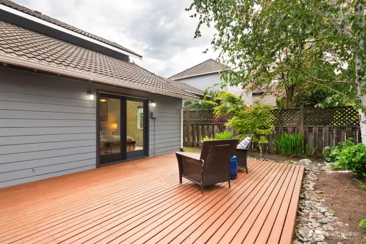 Spacious back deck w/fully fenced backyard