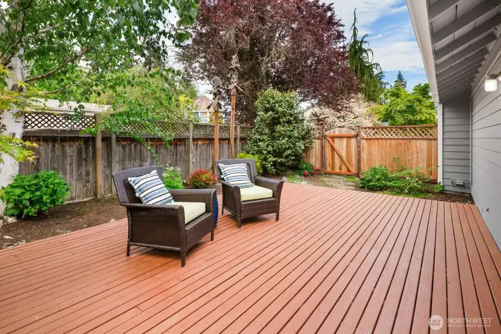 Spacious back deck w/fully fenced backyard