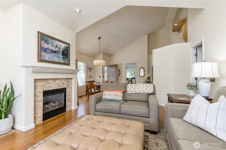 A cozy gas fireplace and central air conditioning ensure absolute comfort all year round.