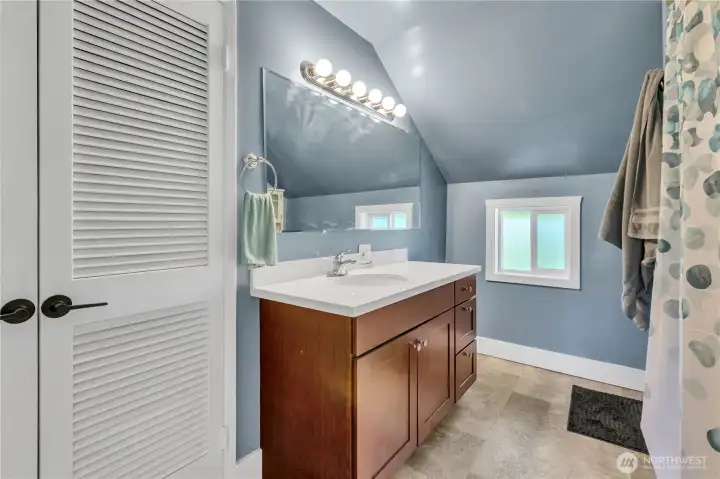 Upper full bathroom situated between the 2 upstairs bedrooms.