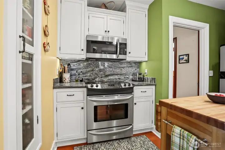 Stainless oven and handy built-in microwave. Stainless oven and handy built-in microwave.
