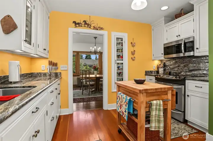 Circular floor plan allows easy access through the kitchen to the Formal Dining room as well as access to the back deck from the breakfast nook. Circular floor plan allows easy access through the kitchen to the Formal Dining room as well as access to the back deck from the breakfast nook.