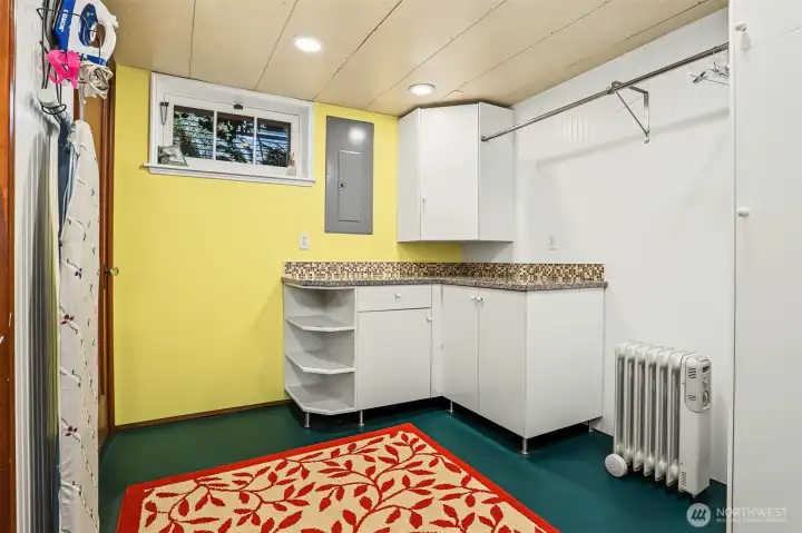 Handy laundry area on lower level. Handy laundry area on lower level.