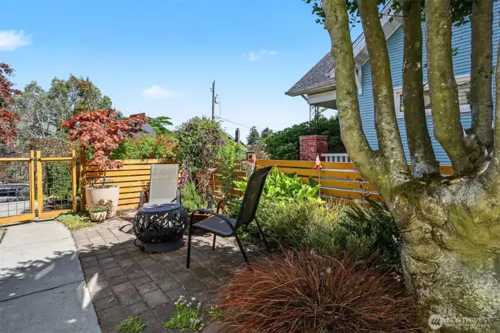 Another side patio with pavers and attractive landscaping.. Another side patio with pavers and attractive landscaping..