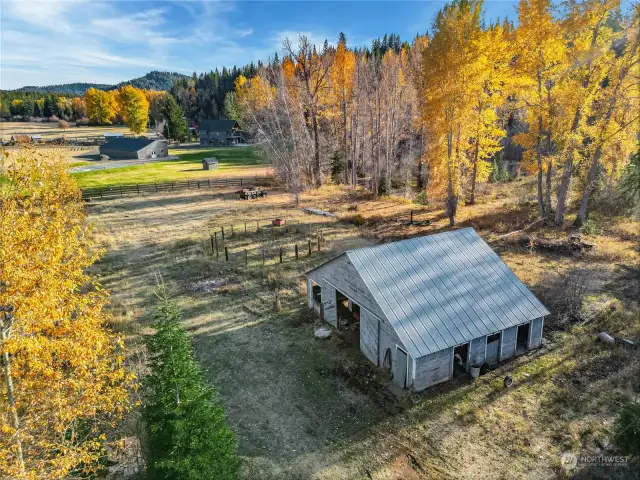 Solid 3 Stall Barn with round pen
