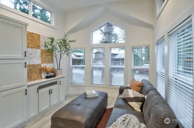 LIVING ROOM WITH BEAUTIFUL WINDOWS