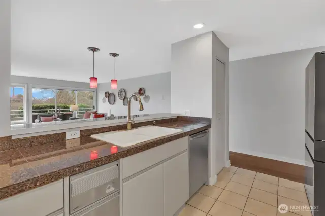 Bosch dishwasher, pantry, newer fridge!